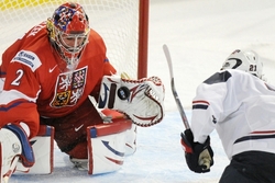 Mrázek během duelu s USA na MS juniorů 2012.