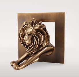 Bronzová trofej z Cannes Lions pro vítěze kategorie tiskových reklam. Bronzová trofej z Cannes Lions pro vítěze kategorie tiskových reklam.
