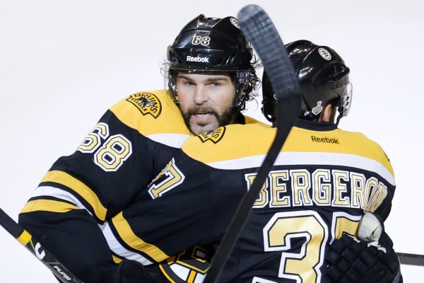 Hokejový útočník Jaromír Jágr z Bostonu se díky dvěma asistencím v čtvrtém finále Stanleyova poháru proti Chicagu (5:6 v prodloužení) dotáhl na deváté Ala MacInnise a Glenna Andersona. Hokejový útočník Jaromír Jágr z Bostonu se díky dvěma asistencím v čtvrtém finále Stanleyova poháru proti Chicagu (5:6 v prodloužení) dotáhl na deváté Ala MacInnise a Glenna Andersona.
