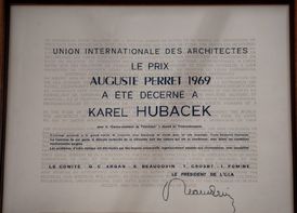 Na snímku je originál diplomu Perretovy ceny, kterou architekt Hubáček v roce 1969 dostal.