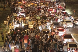 Průvod demonstrantů v hlavním městě Brasília.