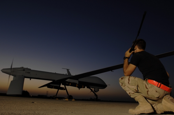 Dron Predator se opřipravuje k nočnímu startu (ilustrační foto).