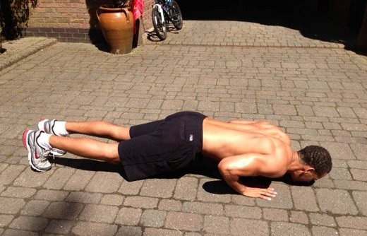 Rio Ferdinand (uprostřed) na dovolené.