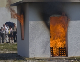 Experiment trval půl hodiny a za tu dobu plameny výrazně více poničily stavbu z běžných komponentů.