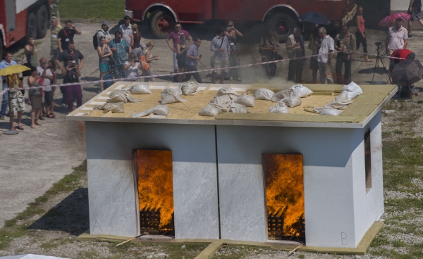 Výběr materiálu a důsledná protipožární opatření mohou výrazně ochránit dřevostavbu při vzplanutí ohně (ilustrační foto). Výběr materiálu a důsledná protipožární opatření mohou výrazně ochránit dřevostavbu při vzplanutí ohně (ilustrační foto).