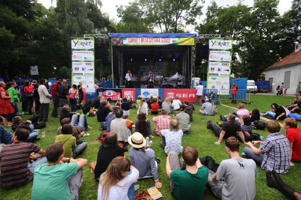 Letošní festival United Islands se odehraje v parku Ladronka. Na fotografii z loňského ročníku kapela The Old Ceremony na Kampě.