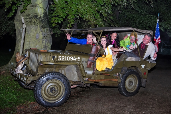 Zleva herci Ondřej Veselý, Radka Fišarová, Světlana Mládková, Martin Hruška a Miloslav Veselý. Zleva herci Ondřej Veselý, Radka Fišarová, Světlana Mládková, Martin Hruška a Miloslav Veselý.