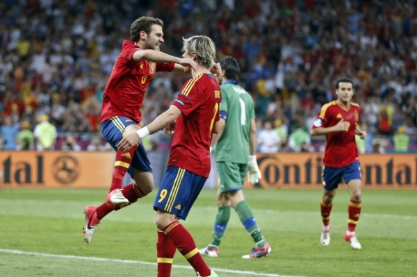 Fernando Torres (vpravo) se podílel na devastaci Tahiti čtyřmi góly.