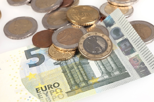 Podmínkou pro přijetí eura je udržení deficitu veřejných financí pod třemi procenty hrubého domácího produktu, veřejný dluh pod 60 procenty HDP a nízká inflace (ilustrační foto). Podmínkou pro přijetí eura je udržení deficitu veřejných financí pod třemi procenty hrubého domácího produktu, veřejný dluh pod 60 procenty HDP a nízká inflace (ilustrační foto).
