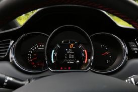 Na přístrojích lze vyčíst také průběh točivého momentu (modrá křivka) nebo plnění trubodmychadla (červená).