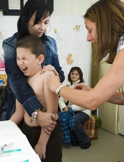 Chlapci se včelička do ramínka zjevně moc nelíbí.