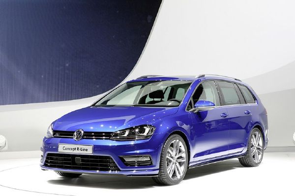 VW Golf Varinart, který přichází na český trh, má už svůj koncept R-Line. VW Golf Varinart, který přichází na český trh, má už svůj koncept R-Line.