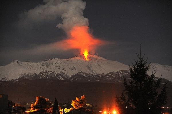 Hora Etna, jež se tyčí do výšky 3323 metrů na východě ostrova Sicílie, je nejvýznamnější činnou sopkou Evropy s aktivitou doloženou minimálně 2700 let. Hora Etna, jež se tyčí do výšky 3323 metrů na východě ostrova Sicílie, je nejvýznamnější činnou sopkou Evropy s aktivitou doloženou minimálně 2700 let.