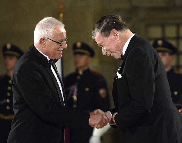 Zdeněk Sternberg převzal 28. října 2005 z rukou prezidenta Václava Klause medaili Za zásluhy o stát v oblasti kultury a umění.