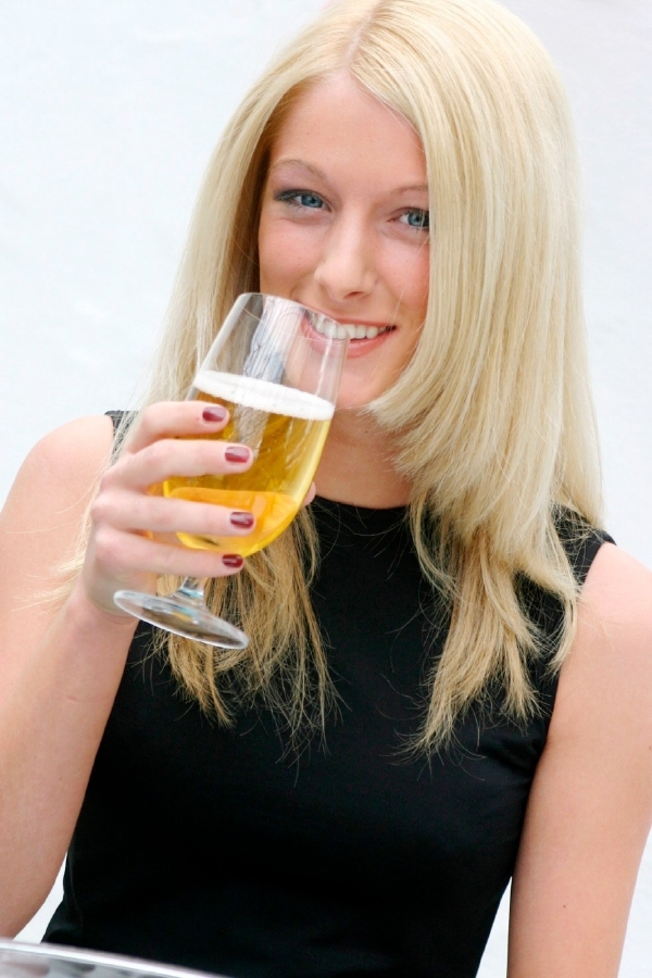 Pivo pijí více ženy.
