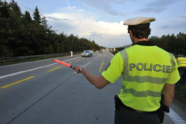 Policisté prý v době volna nosili uniformy a prováděli dohled nad silničním provozem, aby nenarušoval průběh natáčení (ilustrační foto). Policisté prý v době volna nosili uniformy a prováděli dohled nad silničním provozem, aby nenarušoval průběh natáčení (ilustrační foto).