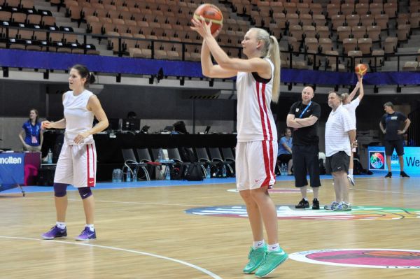 Basketbalistky bojovaly s domácí Francií.