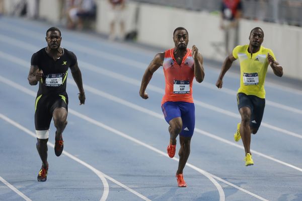Tyson Gay finišuje uprostřed na prvním místě. Justin Gatlin a Charles Simon (vpravo) mu nestačí.