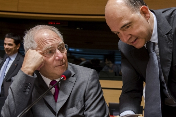 Německý ministr financí Wolfgang Schauble (vlevo) a francouzský ministr financí Pierre Moscovici na jednání v Lucemburku. Německý ministr financí Wolfgang Schauble (vlevo) a francouzský ministr financí Pierre Moscovici na jednání v Lucemburku.