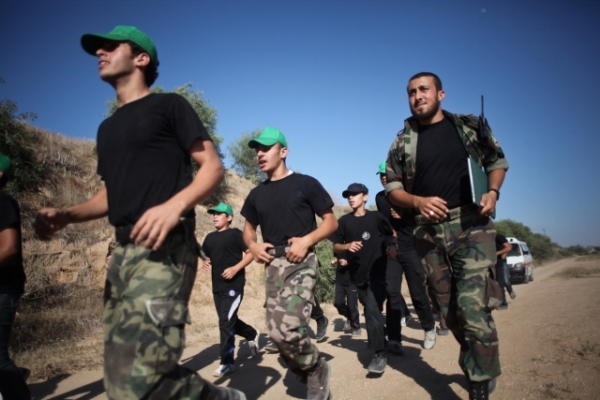 Výcvik mladých Palestinců v hnutí Hamas.