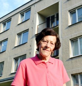 Božena Jurčová před panelákem, v němž žijí Nečasovi.