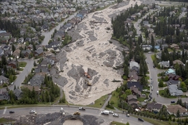 Rozvodněná řeka Cougar Creek v Canmore v Albertě.