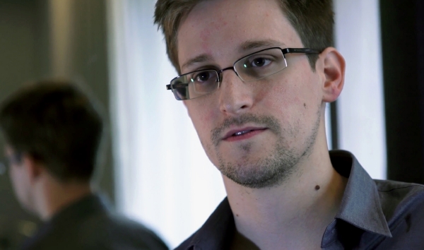 Obviněný ze špionáže Edward Snowden. Obviněný ze špionáže Edward Snowden.