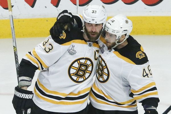 Zdeno Chára (vlevo) a David Krejčí se radují z jediného gólu Bostonu, Krejčího přihrávka navíc znamenala překonání rekordu Jaromíra Jágra.