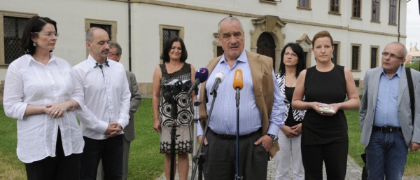 Zeman v rozhlasových Hovorech z Lán jasně odmítl další experimenty s koaliční vládou a zelenou dal vcelku jasně úřednickému aparátu.