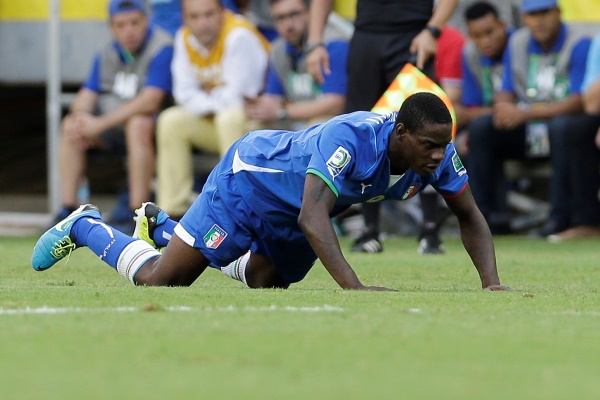 Italským fotbalistům bude v semifinále Poháru FIFA proti Španělsku chybět útočník Mario Balotelli. Italským fotbalistům bude v semifinále Poháru FIFA proti Španělsku chybět útočník Mario Balotelli.