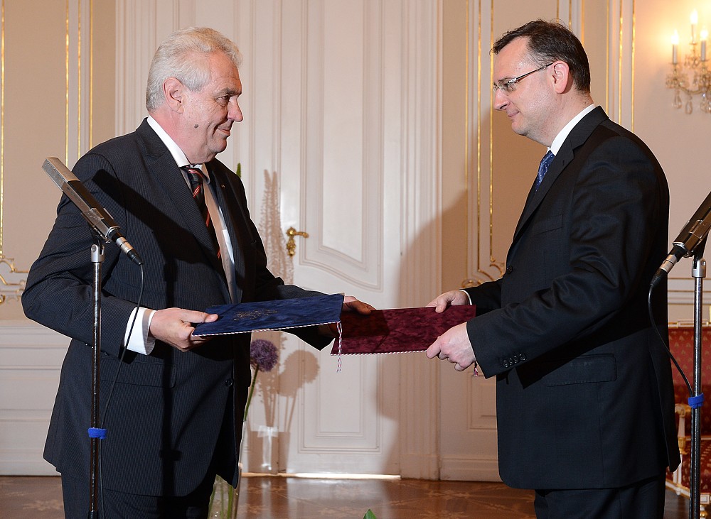 Premiér Nečas předává demisi.