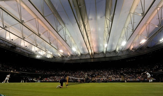 Centrální kurt může být během chvíle zastřešený. (Foto: ČTK/PA/Anthony Devlin)