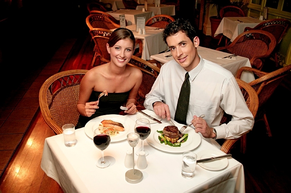 Vidina romantické večeře v luxusní restauraci díky slevovému voucheru se může brzy změnit v nepříjemný zážitek (ilustrační foto).