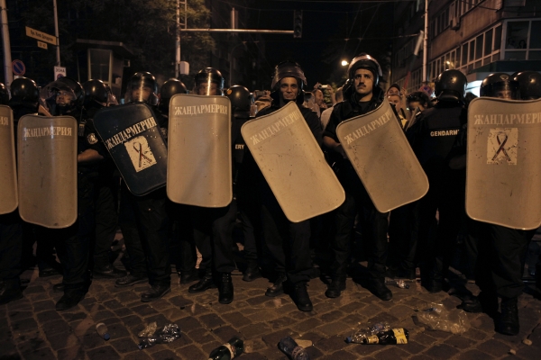 Policie odděluje přívržence a odpůrce nacionalistické strany Atacka (17. června 2013).