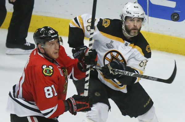 Jaromír Jágr v souboji s Marianem Hossou. Jaromír Jágr v souboji s Marianem Hossou.