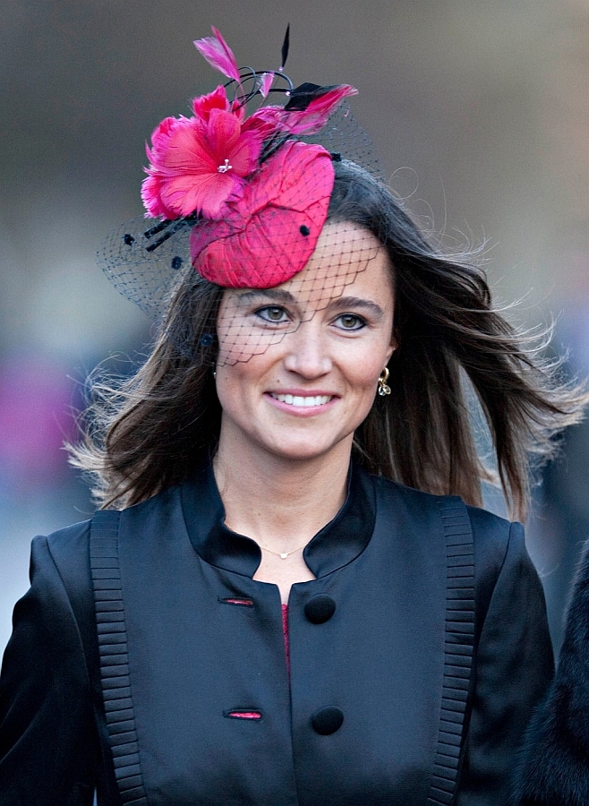 Je to barvami, tvarem, nebo čím? Pippa s extravagantním kloboučkem vyvolává spíš úsměv než obdiv.