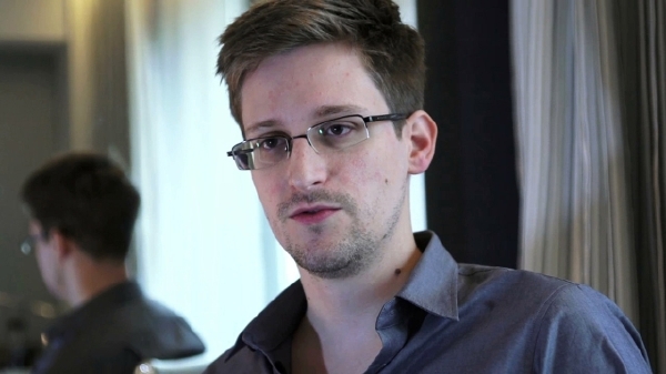 Snowden je v hledáčku novinářů.