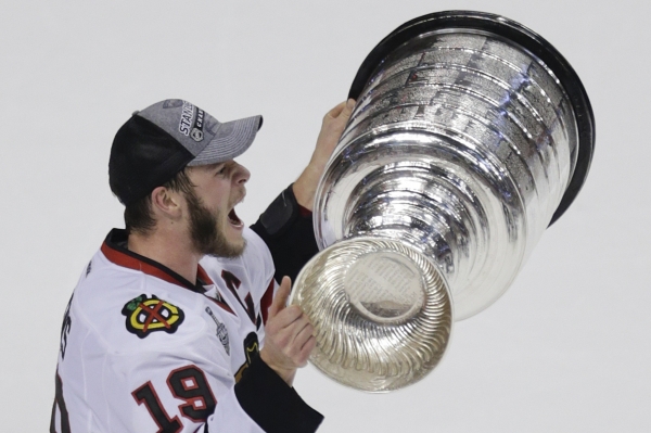 Stanley Cup získali hráči Chicaga Blackhawks.