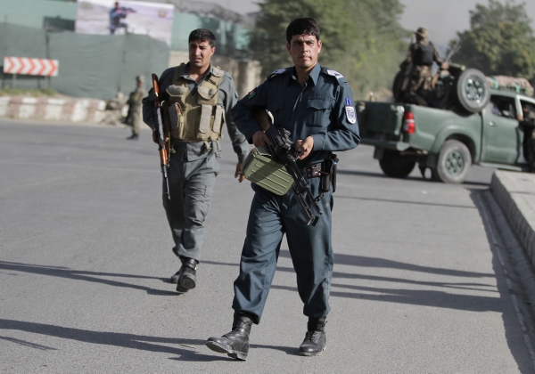 Afghánští policisté poblíž kábulského paláce. Afghánští policisté poblíž kábulského paláce.