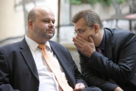 Martin Pecina (vlevo), spojenec Miloše Zemana, zde na sjezdu ČSSD. Cosi mu špitá Jaroslav Tvrdík.