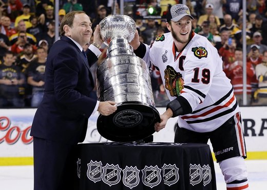 Jonathan Toews převzal od Garryho Bettmana slavný Stanley Cup. Jonathan Toews převzal od Garryho Bettmana slavný Stanley Cup.