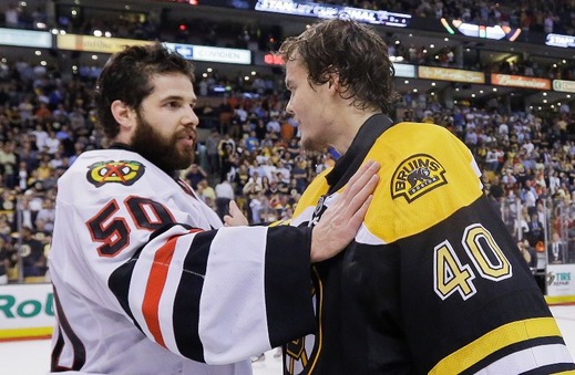 Tuukka Rask (vpravo) gratuluje vítěznému Crawfordovi. Tuukka Rask (vpravo) gratuluje vítěznému Crawfordovi.