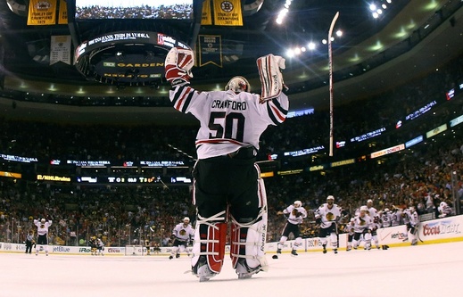 Corey Crawford vyjíždí vstříc oslavám. Corey Crawford vyjíždí vstříc oslavám.