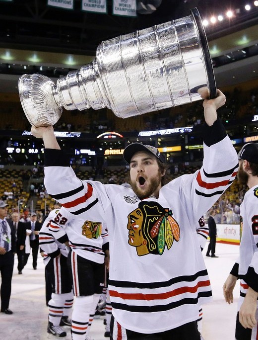 Michael Frolík s pohárem Lorda Stanleyho. Michael Frolík s pohárem Lorda Stanleyho.