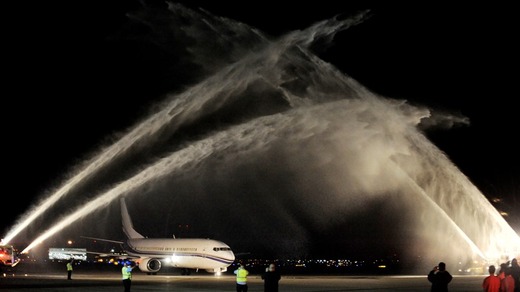 Přivítání na letišti. Přivítání na letišti.