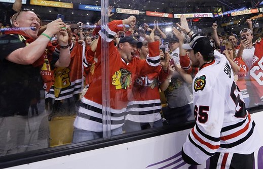 Patrick Sharp slaví s fanoušky. Patrick Sharp slaví s fanoušky.