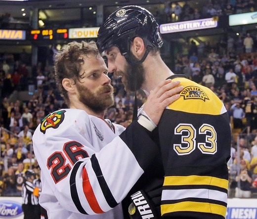Michal Handzuš (vlevo) utěšuje Zdena Cháru. Michal Handzuš (vlevo) utěšuje Zdena Cháru.