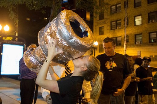 Fanynka s napodobeninou poháru. Fanynka s napodobeninou poháru.