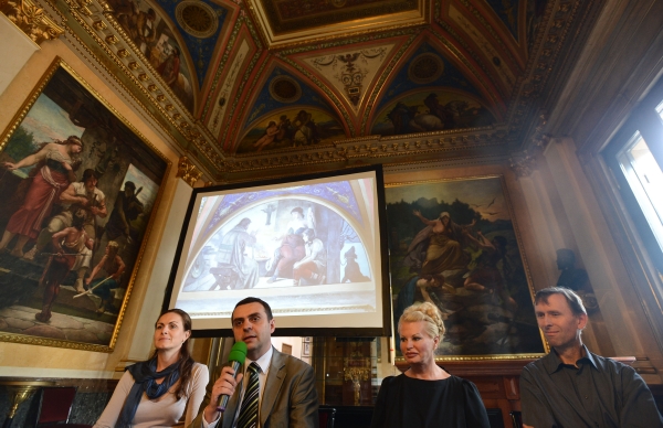 Zleva konzervátorka Národního divadla Petra Daňhelová, Václav Pelouch, zlatá mecenáška ND Dadja Altenburgová-Kohlová a vedoucí restaurátor Tomáš Záhoř vystoupili 25. června v Praze na tiskové konferenci k restaurování lunet Mikoláše Alše v historické budově Národního divadla. Zleva konzervátorka Národního divadla Petra Daňhelová, Václav Pelouch, zlatá mecenáška ND Dadja Altenburgová-Kohlová a vedoucí restaurátor Tomáš Záhoř vystoupili 25. června v Praze na tiskové konferenci k restaurování lunet Mikoláše Alše v historické budově Národního divadla.