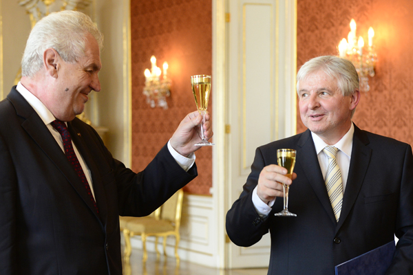Prezident Miloš Zeman (vlevo) jmenoval v úterý premiérem Jiřího Rusnoka (vpravo). Prezident Miloš Zeman (vlevo) jmenoval v úterý premiérem Jiřího Rusnoka (vpravo).